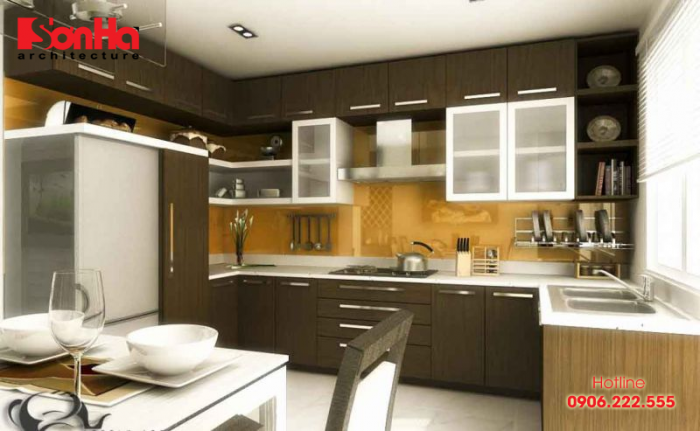 Thiết kế nhà bếp đẹp với tủ bếp gọn gàng bằng gỗ cùng vật dụng ngăn nắp 